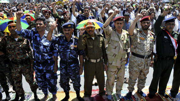 انضم بعض عناصر القوات المسلحة الى الحوثيين في تمردهم.